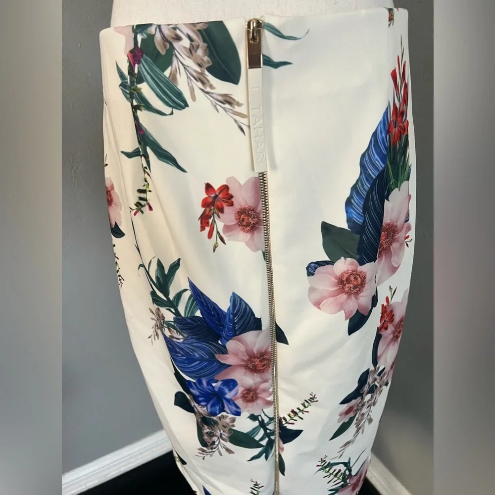 T Tahari Floral Print Slim Skirt In White Bouquet Print size L/G